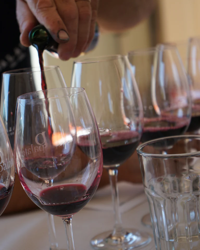 À mesa — servir o vinho tinto